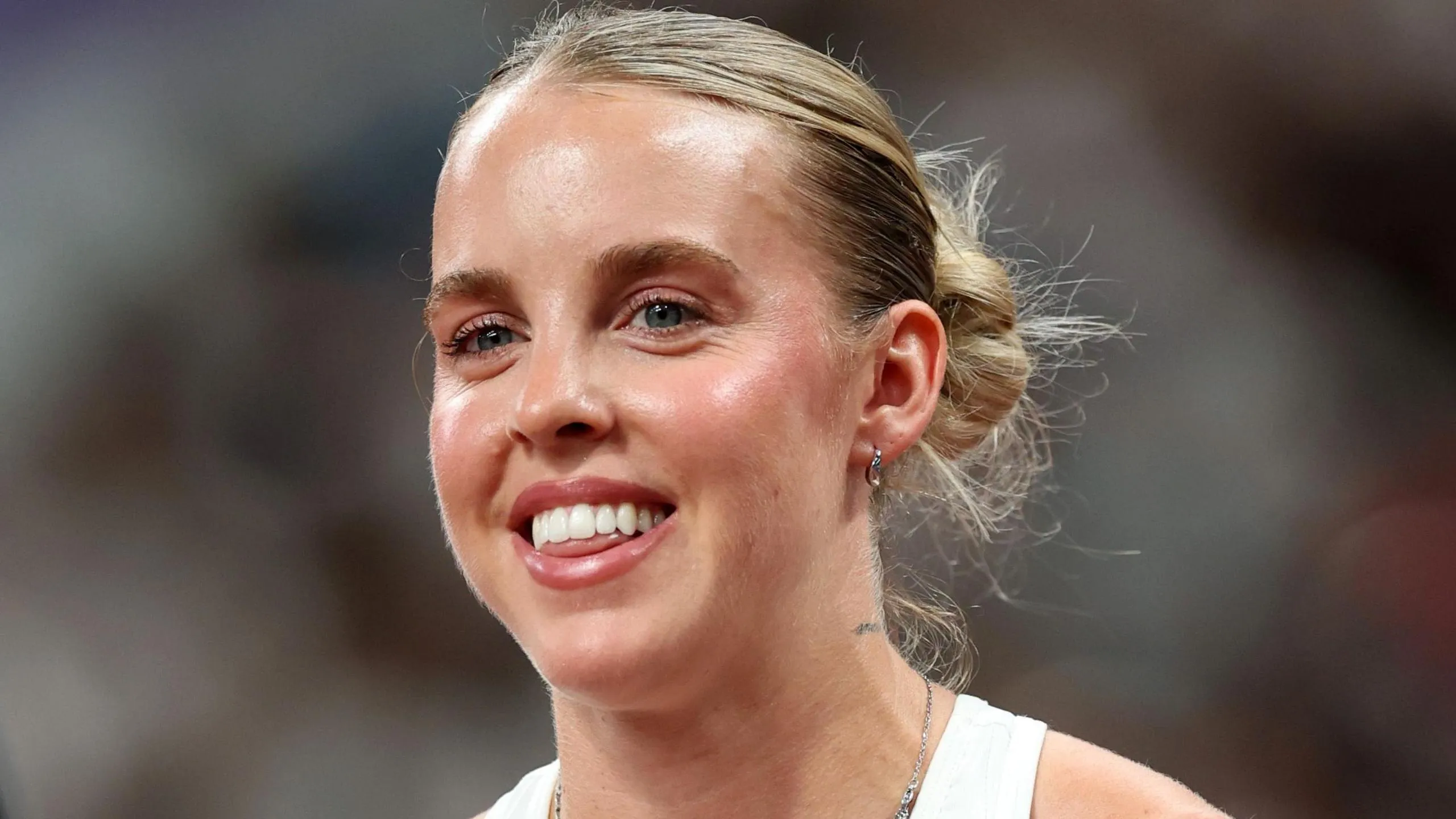 Hodgkinson Begins World Title Bid with Strong Performance
