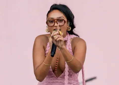 The singer-songwriter Embracing Perfectionism – Her Music Thrives for It
